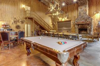 4,800-Sq-Ft Cabin with Creek Access in Caulfield - 0