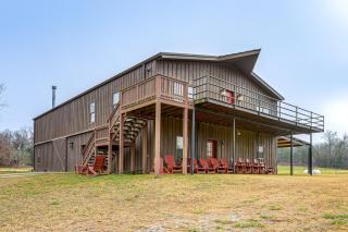 4,800-Sq-Ft Cabin with Creek Access in Caulfield - 9