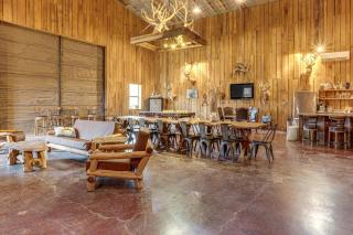 4,800-Sq-Ft Cabin with Creek Access in Caulfield - 4