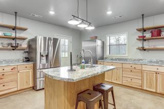 4,800-Sq-Ft Cabin with Creek Access in Caulfield - 2