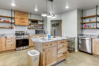 4,800-Sq-Ft Cabin with Creek Access in Caulfield - 1