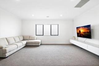 Spacious 5-Bed Home in Peaceful Point Cook - 4