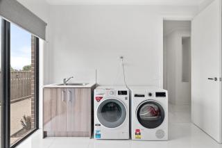 Spacious 5-Bed Home in Peaceful Point Cook - 2