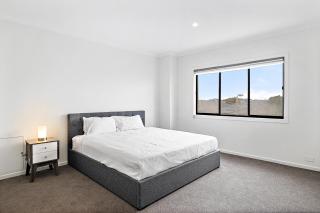 Spacious 5-Bed Home in Peaceful Point Cook - 1