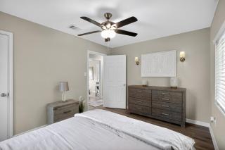 Stylish and Cozy 4BR Home in Houston, Sleeps 9 - 3