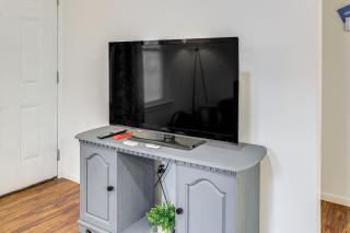 Stroll Festive Main St! Pet-Friendly Joplin Escape - 6