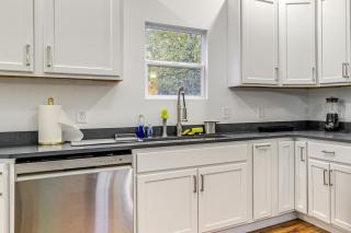 Stroll Festive Main St! Pet-Friendly Joplin Escape - 1