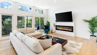 Scenic LA Stay Near Ventura Blvd with Deck Games Fireplace Outdoor Dining Marmol Vista by AvantStay - 9