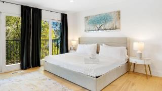 Scenic LA Stay Near Ventura Blvd with Deck Games Fireplace Outdoor Dining Marmol Vista by AvantStay - 6