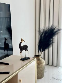 Luxurious 1BR Apartment with Private Beach - Ras al Khaimah - 4