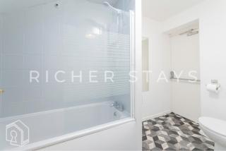 Stylish 2 Bedroom Home in Reading - 2