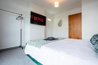 Leeds City Views - Riverside Living - Sleeps 8 - Balcony - 2