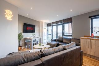 Leeds City Views - Riverside Living - Sleeps 8 - Balcony - 0