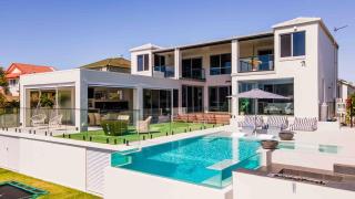 Resort Style Luxurious Waterfront Entertainer - 0