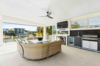 Resort Style Luxurious Waterfront Entertainer - 8