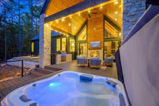 NEW Luxury Designer Home on a Creek and Hot Tub - 9