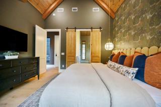 NEW Luxury Designer Home on a Creek and Hot Tub - 2