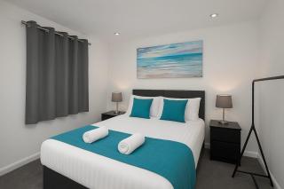 Stylish 2-Bed flat, fast Wi-Fi, Sky & free parking - 3
