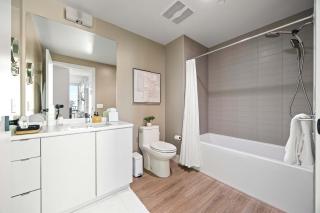 Penthouse High-Rise Ocean & City Views - 4