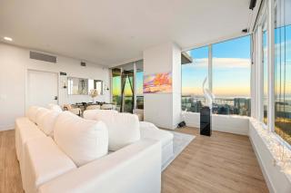 Penthouse High-Rise Ocean & City Views - 3