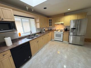 Vancouver Budget Stay- Free Parking, Fast WiFi, Near Airport & Downtown 15 Min - 9