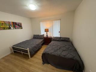 Vancouver Budget Stay- Free Parking, Fast WiFi, Near Airport & Downtown 15 Min - 8