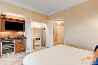 MGM Signature-38-615 Strip View Balcony Studio - 3