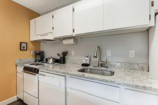 Pet friendly studio on the Deschutes with balcony - 4