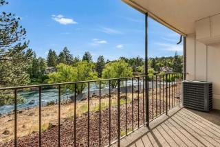 Pet friendly studio on the Deschutes with balcony - 4