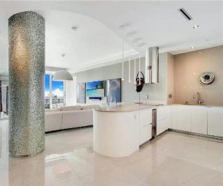 Stylish Two-Bedroom High-Rise Condo With City and Ocean Views - 6