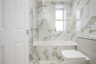 Parking, Wi-Fi, Sleeps 5, Self check-in, 2-bed apartment, long stays, Steppinghill - Stockport - 4