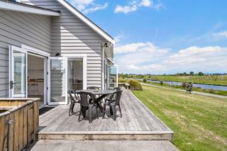 Sunlit Shores - Papamoa Holiday Homes - 5