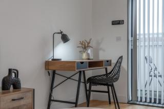 Modern 2-Bed Flat with Balcony and Free Parking - 8