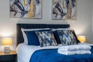 Modern 2-Bed Flat with Balcony and Free Parking - 9