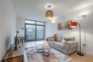 Modern 2-Bed Flat with Balcony and Free Parking - 6