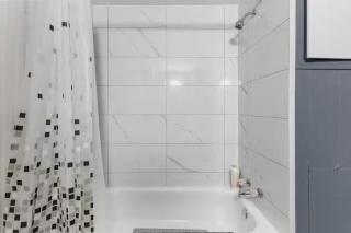 Niagara Falls Retreat 2BR with Parking - 2