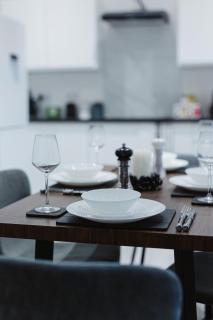 Modern 4 Bedroom House Sleeps 10, 13 Minutes from Liverpool City Centre, Free Parking & Wi-Fi, Weekly & Monthly Stays, Great Rates Available At Peachy Stays - 6
