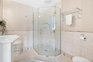 Central Group Getaway! Hot tub, Games Room, Views - 8