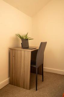 Queens Court Ensuite Studio - 1