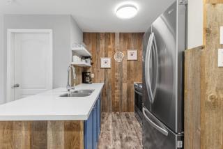 2BR in Deer Lodge, Epic Location, Private Covered Patio, Free Parking - 5