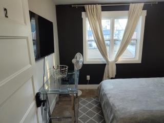 Stylish Lynn Iris Room 2 Private Bath - 6