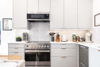 Modern 2024-Built Townhome Near Hospitals & DT - 7