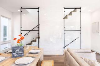 Modern 2024-Built Townhome Near Hospitals & DT - 4