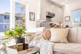 Modern 2024-Built Townhome Near Hospitals & DT - 2