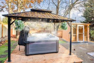 Serene Japanese Retreat w Sauna & Hot Tub Escape - 2