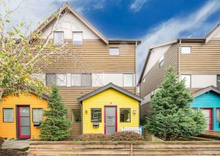 3BR Modern Townhome w Parking Near UW & Childrens Hospital - 0