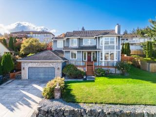 Stylish 4BR retreat with pool & year-round hot tub - 3