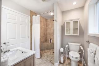 Single-Story Retreat Near Martha Lake and Shopping - 7