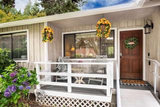 Single-Story Retreat Near Martha Lake and Shopping - 4