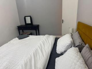 Spacious 2 bedroom flat in Newcastle, Free parking - 3